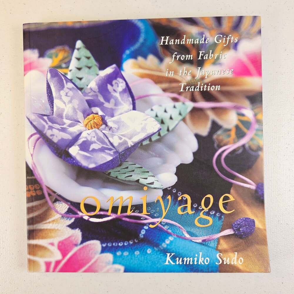 Omiyage: Handmade Gifts from Fabric in the Japanese Tradition by Kumiko Sudo